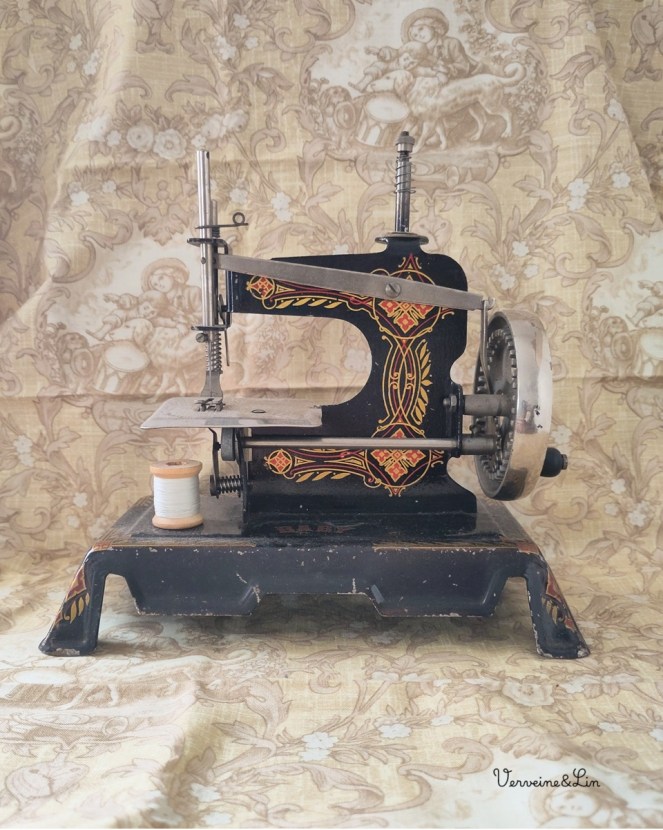 machine à coudre d'enfant ancienne
sewing machine vintage toy