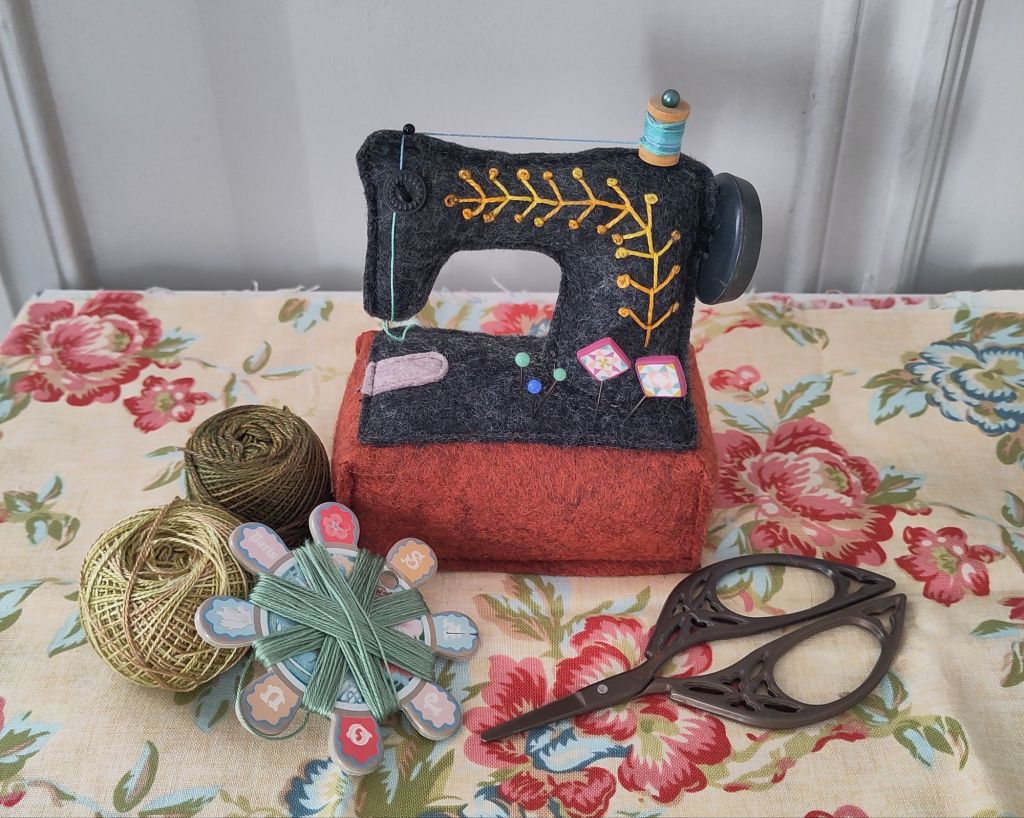 sewing machine pincushion
pique-épinles en forme de machine à coudre