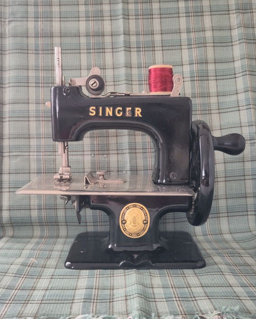 machine à coudre d'enfant ancienne
sewing machine vintage toy